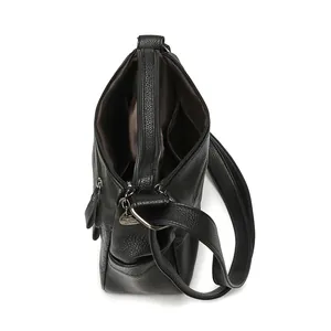 Minimalistische schwarze Umhängetasche aus Leder mit mehreren Reißverschlussfächern