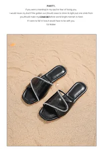 Primer plano de sandalias bohemias de piel de serpiente con bordes de pedrería plateada