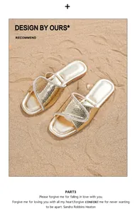 Detalle de sandalias planas bohemias doradas con patrón de serpiente y strass en la arena
