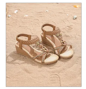Gros plan de sandales compensées bohèmes avec brides tressées et détails de fleurs
