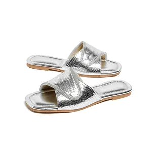Sandalias planas bohemias plateadas con patrón de serpiente, pedrería y elegante punta cuadrada