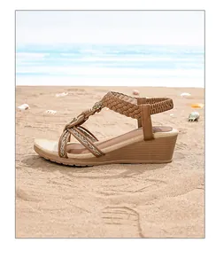 Détails des sandales compensées bohèmes marron avec brides tressées et perles en métal