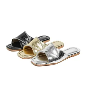 Sandalias planas bohemias con pedrería y textura de serpiente en negro oro y plata