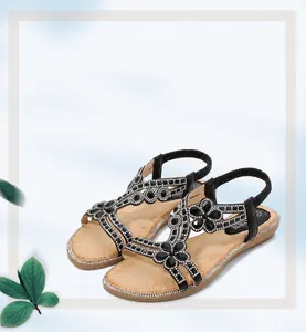 Détails des sandales plates bohèmes avec motifs floraux en strass et textile PU