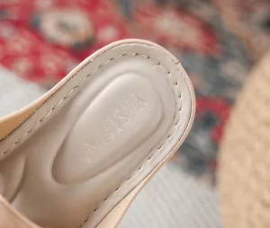 Detailopname van beige sandaal binnenzool met zachte demping en strakke stiksels