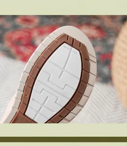 Detail van de antislip rubberen zool met diep profiel op dames sandalen met sleehak