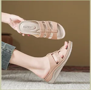 Detail van beige sleehak sandalen met lasergesneden bloemen en flexibele zachte zolen