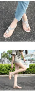 Détails de sandales plates bohèmes avec des motifs floraux en strass pour l'été