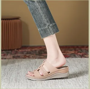 Detail van beige sleehak sandalen voor dames met fijne uitgesneden patronen op bandjes