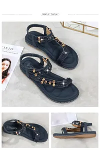 Vista dettagliata dei sandali bohémien blu navy con strass, perline e cinturino elastico