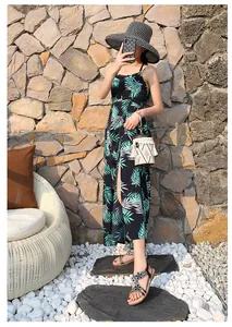 Détail de sandales bohèmes à strass avec design ajouré et robe à imprimé tropical