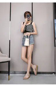 Tenue d'été avec sandales tressées croisées, short en jean et débardeur en maille