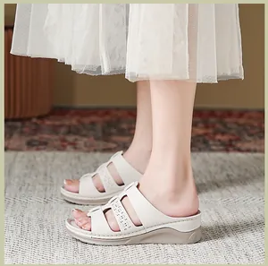 Detail van beige sleehak sandalen met lasergesneden bandjes en zachte comfortabele zool