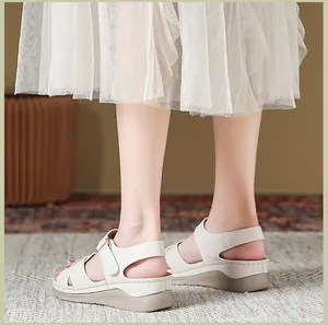 Seitenansicht beige Damen Keilsandaletten mit verstellbarem Klettverschluss auf Teppich