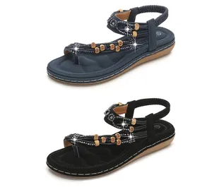 Dettaglio di sandali boho con perline, strass e cinturini elastici in nero e blu