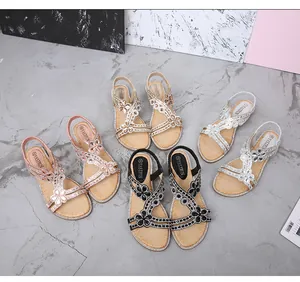 Sandales bohèmes plates en rose or argent et noir avec détails de strass floraux