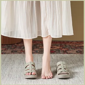 Detail van saliegroene platformsandalen met uitsnijpatronen en ergonomische sleehak