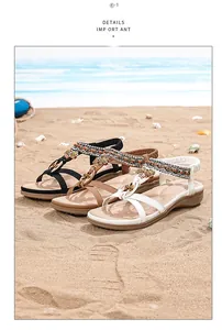 Détails des sandales compensées en noir, kaki et blanc avec perles décoratives