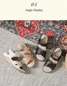 Detaillierte Draufsicht auf Keilsandalen mit Nietenverzierung und Riemendesigns