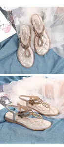 Detailansicht champagnergoldener flacher Sandalen mit aufwendigen Strass-Blumenmustern