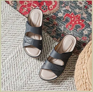 Detalle de sandalias con cuña cómodas con correas cruzadas y cierre de velcro ajustable