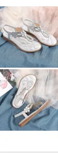 Detail silberner Bohemian-Sandalen mit funkelnden Strasssteinen und Kristallblumenverzierung
