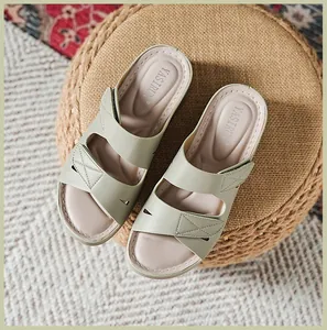 Primer plano de sandalias de cuña verde claro con tiras ajustables y costuras decorativas