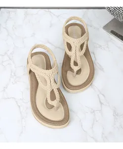 Détail des lanières en corde tissée et du talon élastique sur sandales plates