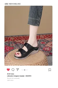 Primer plano de sandalias de cuña en cuero negro con costuras y detalles calados
