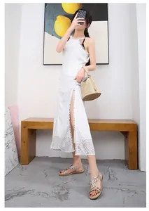 Détails de la dentelle au crochet blanche de la robe longue avec fente et motifs géométriques