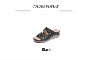 Detalle de sandalias negras de cuña con costuras decorativas en X y suelas gruesas