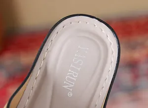 Detailopname van de ademende kunstlederen binnenzool met fijn stiksel van de sandaal