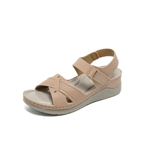 Sandali con zeppa da donna beige con cinturini incrociati goffrati e fibbie in metallo