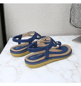 Détail de sandales tressées bleues pour femmes avec bride arrière élastique et semelle gomme
