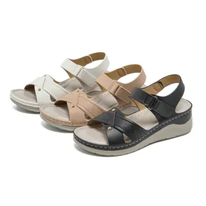 Sandali con zeppa da donna con fibbia in metallo e plateau in bianco beige e nero