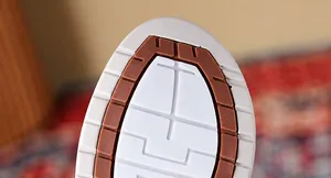 Detail van meerkleurige rubberen buitenzool met antislip en slijtvaste textuur voor grip