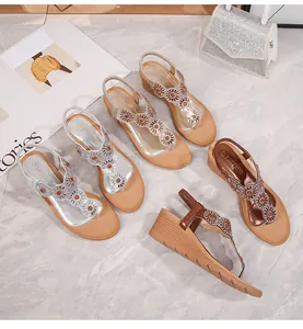 Tre colori di sandali con zeppa e fiori di strass bohémien su marmo elegante