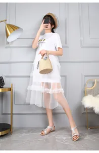 Dettaglio dell'abito bianco a trapezio con gonna in tulle a strati e maglietta con stampa