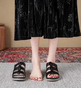On-feet weergave van zwarte damessandalen met bandjes en antislip sleehakzolen