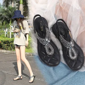 Böhmische flache Sandalen in Schwarz mit Strassblumen und elastischem Fersenriemen