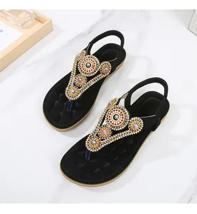Λεπτομέρεια από boho σανδάλια με έθνικ χάντρες και πολύχρωμα στρασάκια