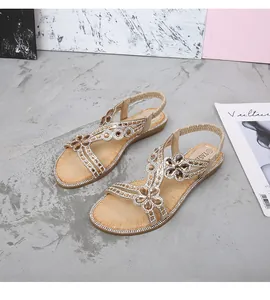 Détail de sandales bohèmes avec fleurs en strass et semelles intérieures confortables