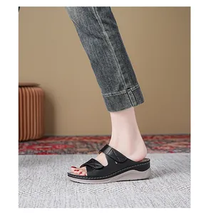 Detalle de sandalias de cuña negras para mujer con costuras finas y suela ergonómica