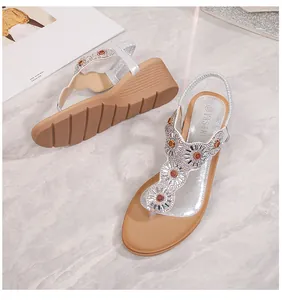 Dettagli di sandali con zeppa boho argento con fiori di strass scintillanti e cinturino elastico