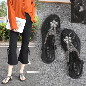 Sandales plates noires pour femmes avec fleurs en strass et design bohème élégant