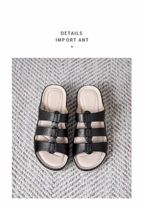 Detailoverzicht van zwarte kunstlederen sandalen met geperforeerde bandjes en zool
