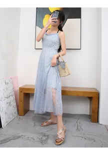 Vue détaillée de sandales bohèmes en strass avec une robe en tulle bleu à motifs d'étoiles