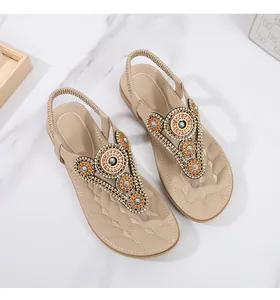 Λεπτομέρεια από φλατ σανδάλια boho με χάντρες και καπιτονέ πέλμα για άνεση