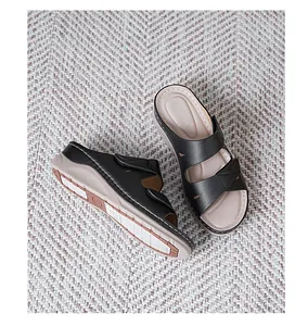 Vista de sandalias de cuña negras con correas de velcro y suelas antideslizantes