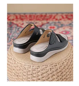 Primer plano de sandalias de cuña para mujer con correas ajustables y costuras en contraste